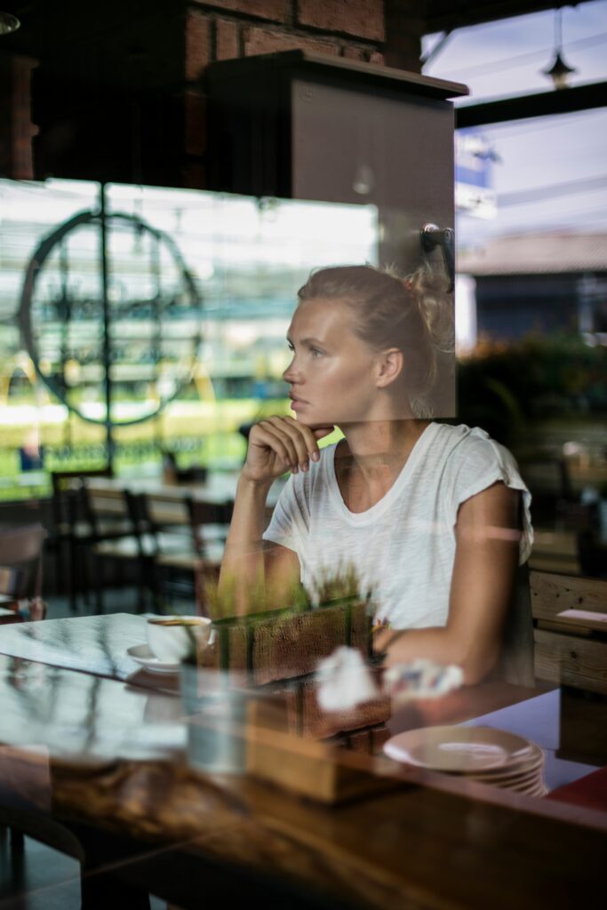 Single Frau genießt Abendessen alleine im Restaurant